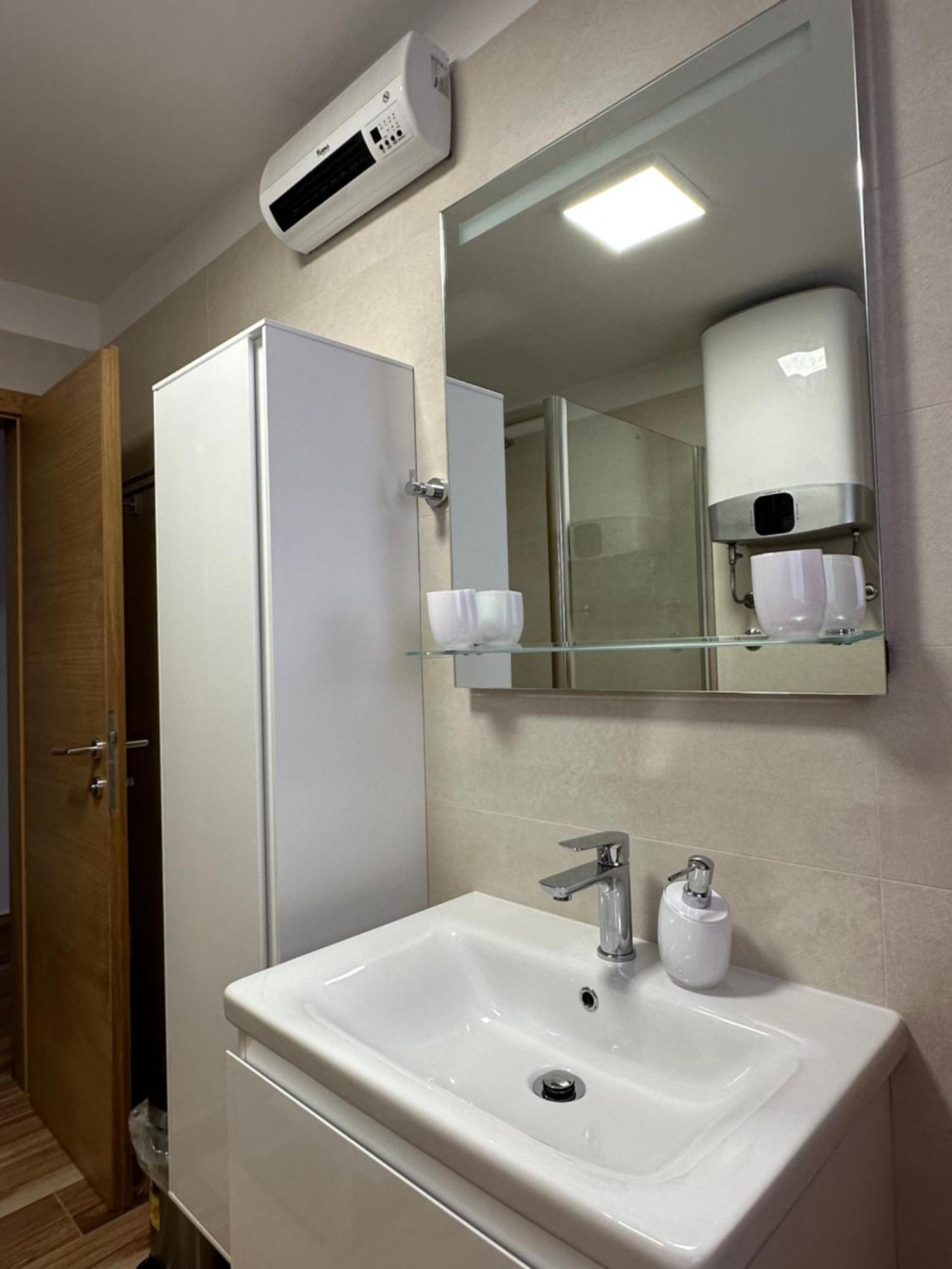 Lux Apartments In Downtown Пула Екстер'єр фото